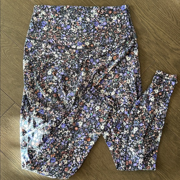 Like-new lululemon align leggings - Picture 3 of 3